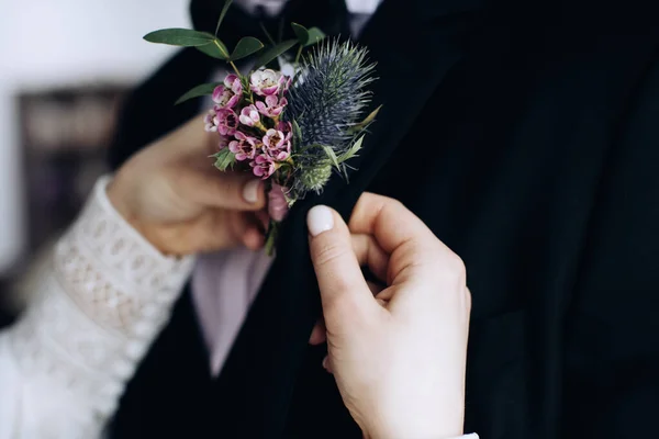 Noiva Toca Noivo Boutonniere Uma Jaqueta — Fotografia de Stock