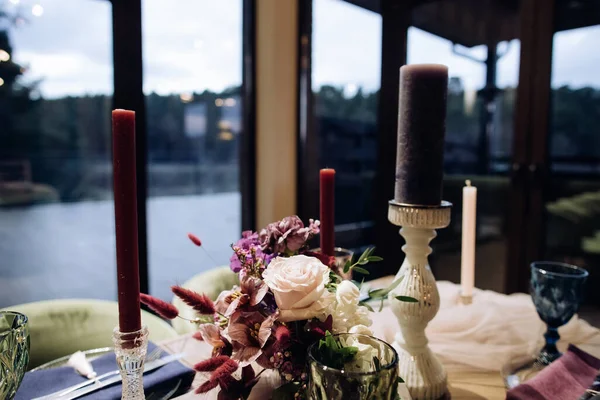 Bouquet Sposa Candele Sul Tavolo — Foto Stock