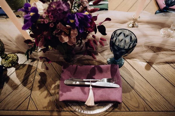 Элегантный Свадебный Стол Серебряной Вилкой Ножом Фиолетовой Ткани — стоковое фото