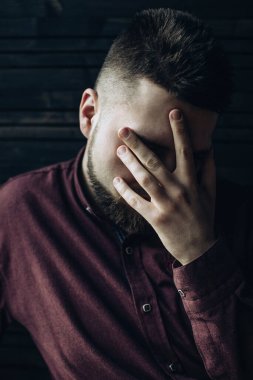 Hasta, üzgün bir gencin portresi.