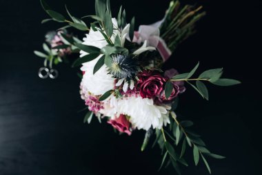 Güzel bir düğün buketi beyaz kasımpatı ve mor güller