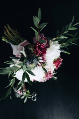 Dikey düzlük. Güzel bir düğün buketi beyaz kasımpatı ve mor güller