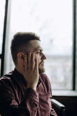 Genç adam hayatı düşünüyor.