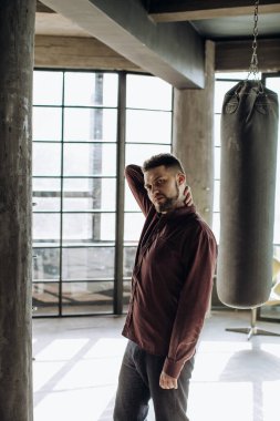 Acımasız genç adam boş zamanlarında dinleniyor.