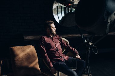 Genç, sakallı bir adamın portresi.