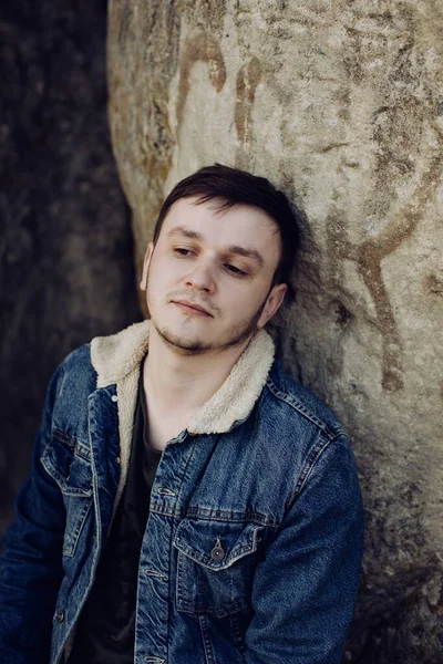 Lifestyle Portrait Young Man Outdoors Rock — Stock Photo, Image