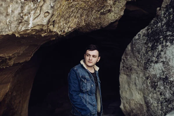 一个男人站在一个黑暗的洞穴里 孤独的概念 — 图库照片