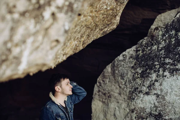 Jovem Numa Caverna Escura Nas Montanhas — Fotografia de Stock