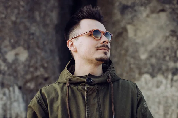 Young Bearded Hipster Man Sunglasses Mountains — Stock Photo, Image