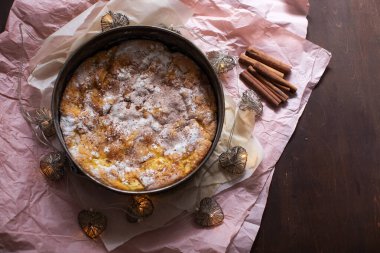 Pembe kağıt üzerinde elmalı ve tarçınlı ev yapımı turta