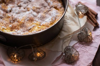 Elmalı turta pişirme formunda. Ev yapımı hamur işleri