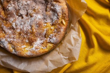 Sarı arka planda elmalı ve tarçınlı lezzetli ev yapımı turta.