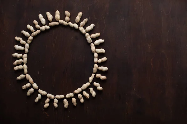 Kacang Dalam Bentuk Matahari Pada Latar Belakang Meja Kayu Cokelat — Stok Foto
