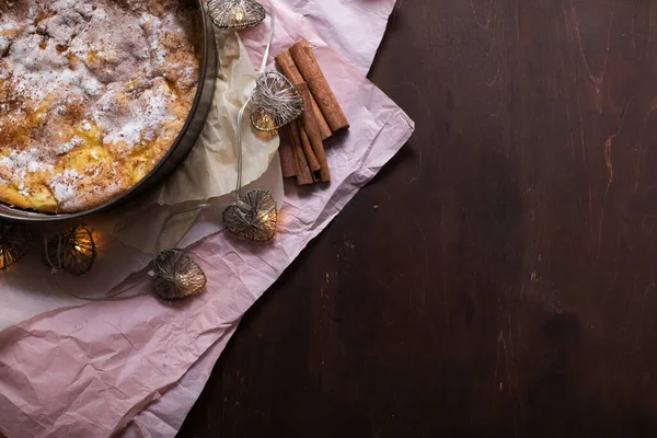 Tarta Manzana Casera Sobre Papel Artesanal Rosa — Foto de Stock