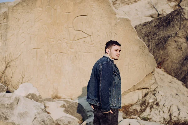 Taş Duvarda Duran Genç Bir Adamın Portresi — Stok fotoğraf