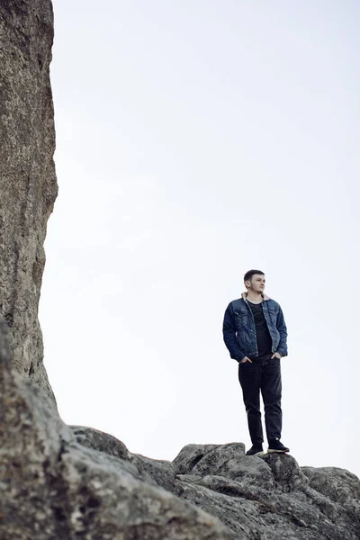 Joven Hombre Solitario Cima Montaña —  Fotos de Stock