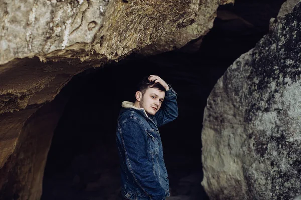 Dağlardaki Mağarada Üzgün Bir Genç Adam — Stok fotoğraf