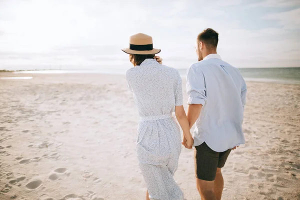 Família Jovem Férias Homem Mulher Caminhando Praia Verão — Fotografia de Stock