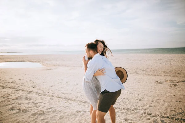 在海滩上散步拥抱的年轻夫妇 在海上的暑假 — 图库照片