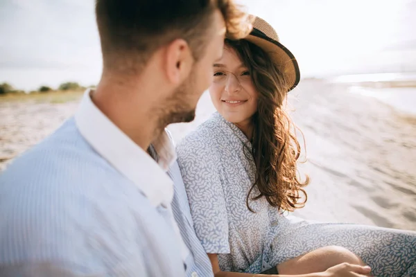 一对年轻夫妇坐在海滩上放松 爱情的概念 — 图库照片