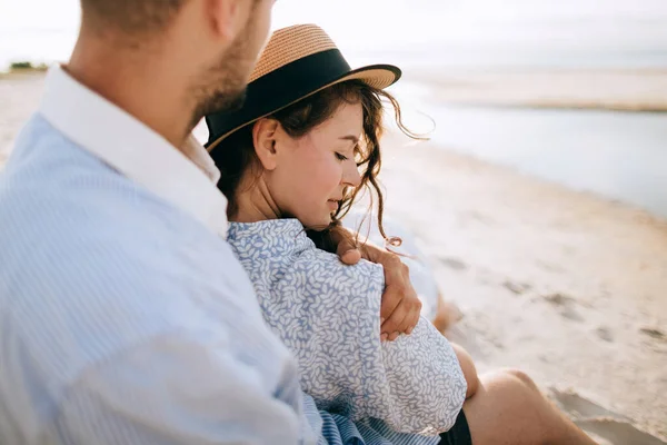 Una Novela Verano Pareja Joven Abrazándose Playa Del Mar — Foto de Stock