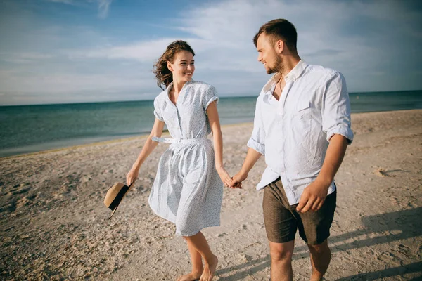 可爱的年轻夫妇在海滩上散步 — 图库照片