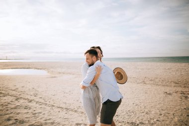 Yaz deniz sahilinde genç bir çift. Tatil