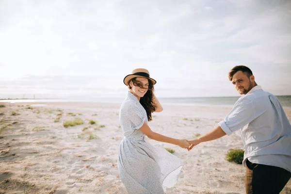 Feliz Joven Pareja Caminando Playa Verano —  Fotos de Stock