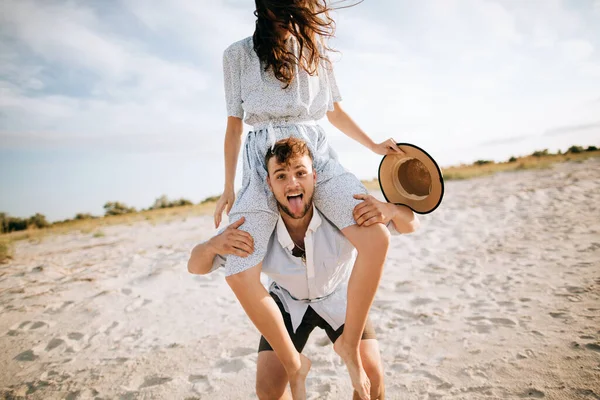 Happy Young Couple Beach Woman Sits Man Shoulders — Stock Photo, Image