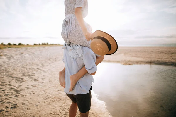 Szczęśliwa Młoda Para Plaży Kobieta Siedzi Męskich Ramionach — Zdjęcie stockowe