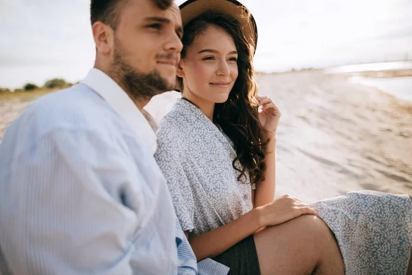 Retrato Estilo Vida Pareja Joven Cariñosa Playa — Foto de Stock