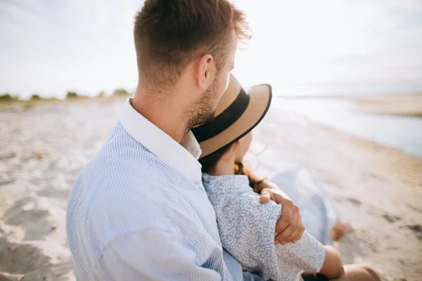 Uomo Abbraccia Una Donna Con Cappello Guardano Sole Mare — Foto Stock