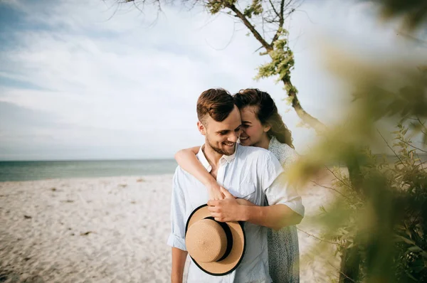Joven Pareja Amorosa Abrazándose Playa Del Mar Concepto Amor —  Fotos de Stock