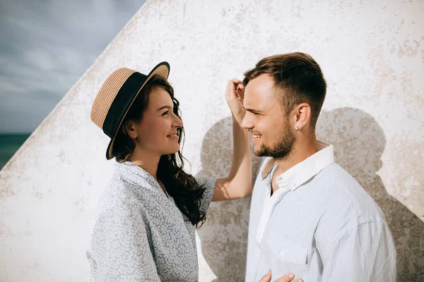 Mujer Feliz Hombre Mirándose Sonriendo — Foto de Stock