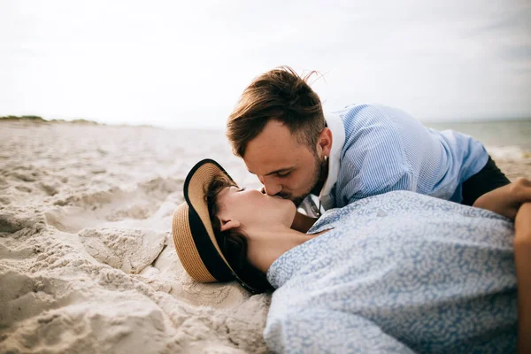 男人在海滩上亲吻他的女孩 海上度假和爱情 — 图库照片