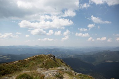 Hafta sonları tatil. Güzel yeşil dağlarda seyahat ederken