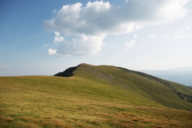 Hafta sonları tatil. Güzel yeşil dağlarda seyahat ederken