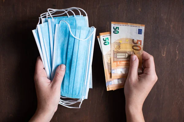 Mulher Segurando Máscara Médica Dinheiro Euro — Fotografia de Stock