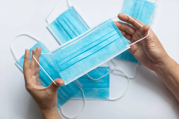 Médico Segurando Uma Máscara Protetora Médica Azul Protecção Contra Vírus — Fotografia de Stock