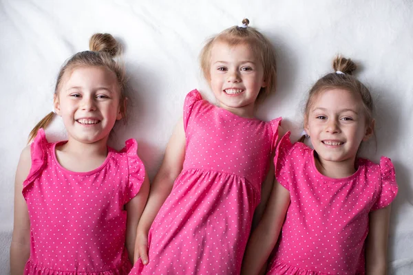Joyeux Enfants Filles Sœurs Robes Roses Souriant Concept Une Jeune — Photo