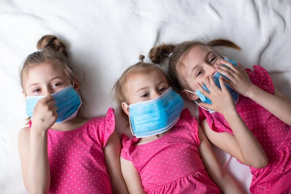 Young Family Quarantine Young Children Protective Medical Masks Epidemics Covid — Stock Photo, Image