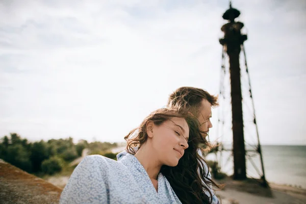 Young Couple Hugging Dreaming Background Old Lighthouse — Stock Photo, Image