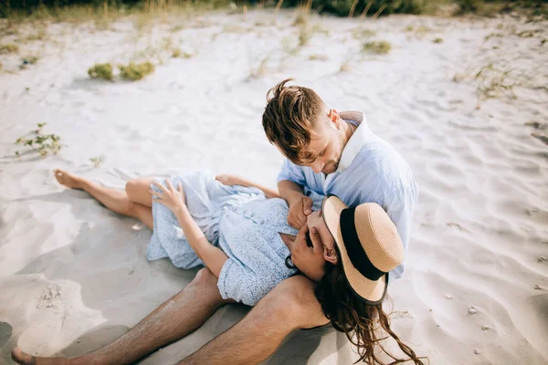 Feliz Joven Pareja Familiar Abrazándose Besándose Playa Del Mar Luna —  Fotos de Stock