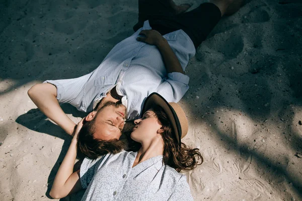 Young Family Couple Lying Beach Kissing Holidays Sea — Stock Photo, Image