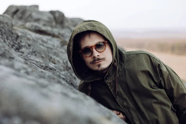 Dağlarda Güneş Gözlüğü Takmış Genç Bir Adamın Portresi — Stok fotoğraf