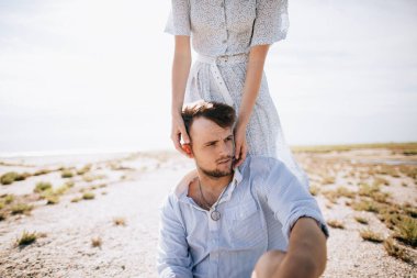 Karısıyla yaz tatilinde olan genç bir adamın portresi.