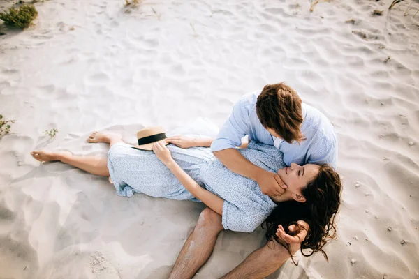 Kadın Erkek Kumsalda Kumsalda Uzanıp Sarılıp Öpüşüyorlar Yaz Tatili — Stok fotoğraf