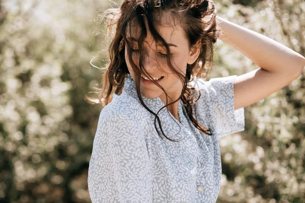 Vítr Fouká Vlasy Mladé Krásné Brunetky Ženy — Stock fotografie