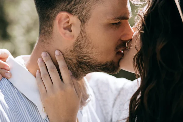 Giovane Uomo Bacia Una Donna Abbraccia — Foto Stock