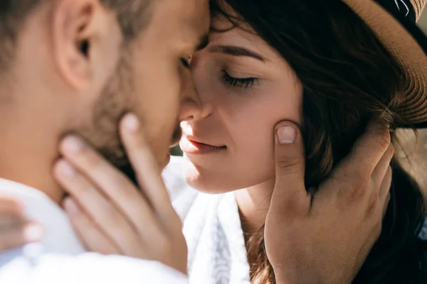 Una Joven Pareja Enamorada Abrazos Besos —  Fotos de Stock